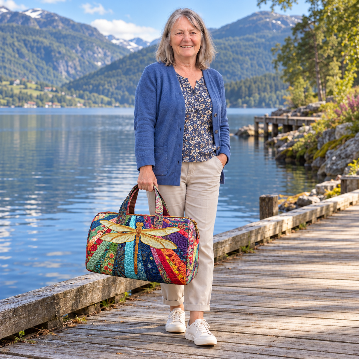 Airborne Bloom vattert duffelbag – Emma med duffelbagen ved en norsk innsjø – illustrasjon